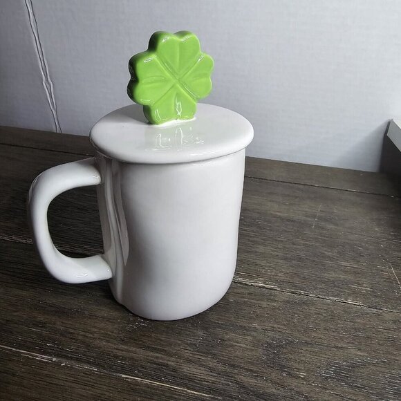 NWT Rae Dunn Artisan Kiss Me St Patrick's Day Mug Four Leaf Clover Topper 2021 - Picture 4 of 10